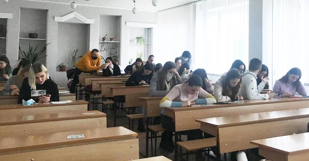 Студенти проходять мобільну гру, яка допомагає показати пастки, в які може втрапити молода людина, яка шукуає роботу